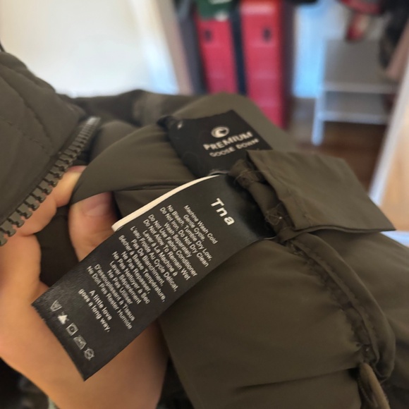 Aritzia TNA Super puff original XXS lightly worn - Picture 4 of 4